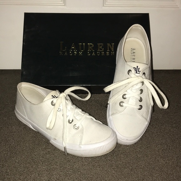 little white tennis shoes